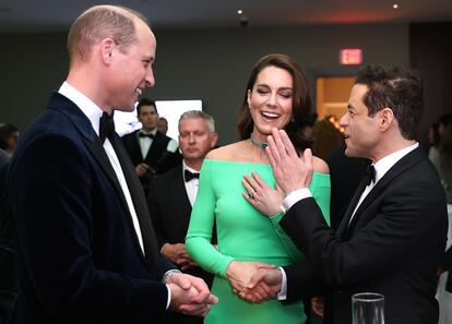 Al igual que David Beckham, otro encargado de entregar uno de los cinco premios ha sido el oscarizado actor Rami Malek, en la imagen saludando a Kate Middleton en presencia de Guillermo de Inglaterra.