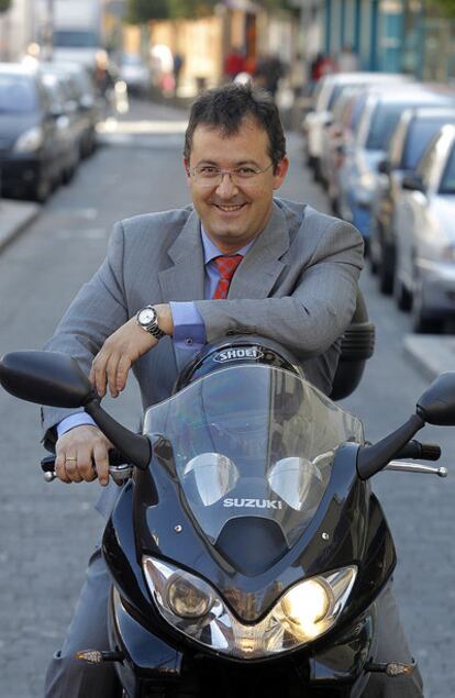 Jesús Gómez en su moto.