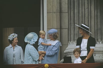 El balcón del palacio de Buckingham, residencia habitual de la reina, ha sido testigo de los principales acontecimientos en la familia real británica. En 1984, Diana de Gales, embarazada de su segundo hijo, el príncipe Enrique, acudió al desfile militar con un vestido de Jan Van Velden. En la imagen, sujeta en brazos al príncipe Guillermo, que entonces tenía casi dos años.