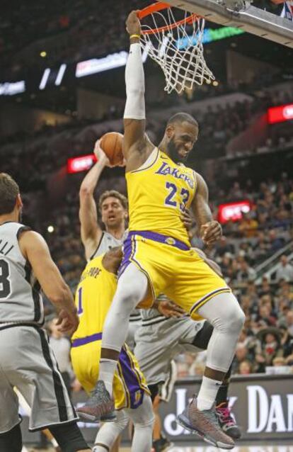 LeBron y Pau Gasol, con el balón.