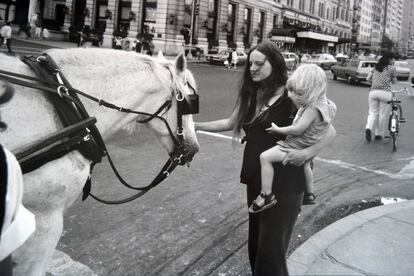 Winogrand captó con su cámara el cambio social de las mujeres en los años setenta y su explosivo contacto con la libertad.