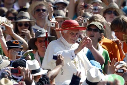 Benedicto XVI, rodeado de fieles en la plaza de San Pedro el pasado miércoles.