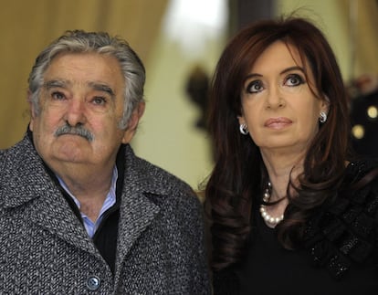 El expresidente de Uruguay y la presidenta argentina Cristina Kirchner, antes de una reunión en el palacio de Gobierno de la Casa Rosada, en Buenos Aires (Argentina), el 2 de agosto de 2011.