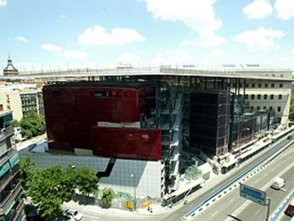 Una vista de la ampliación del Museo Nacional Reina Sofía, con el edificio Nouvel (salas de exposiciones, auditorios, biblioteca) y, al fondo, el edificio Sabatini.