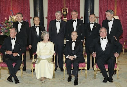 16 de julio de 1991. La reina Isabel II (sentada, segunda por la izquierda) posa junto a los líderes del G7 en el Palacio de Buckingham en Londres. A su izquierda, George Bush, a su derecha, François Mitterand y Helmut Kohl. De pie, de izquierda a derecha, Giulio Andreotti, Toshiki Kaifu, John Mayor, Brian Mulroney, Jacques Delors y Ruud Lobbers.