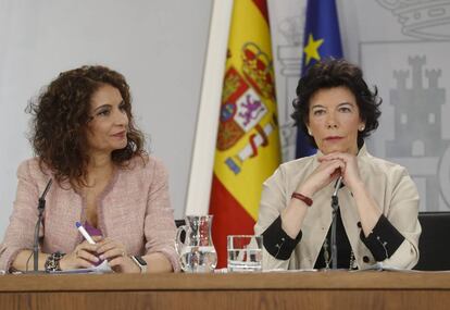 Las ministra de Educación, Isabel Celáa (d), y de Hacienda, María Jesús Montero (i), durante la rueda de prensa posterior al Consejo de Ministros.