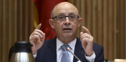 El ministro de Hacienda, Crist&oacute;bal Montoro, durante la rueda de prensa ofrecida tras la presentaci&oacute;n de los presupuestos generales del Estado 2016.