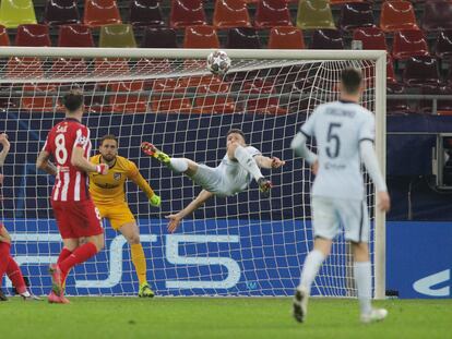 Giroud marca su gol ante el Atlético este martes en Bucarest.