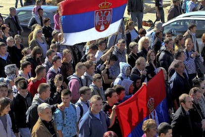 Centenares de serbokosovares se manifiestan en la ciudad de Gracanica (Kosovo).