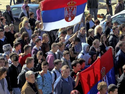 Centenares de serbokosovares se manifiestan en la ciudad de Gracanica (Kosovo).