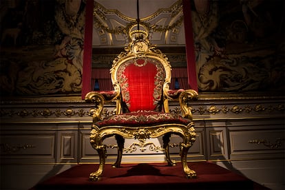 Trono de Carlos III, este sillón era el que el monarca Carlos III utilizaba en el Salón de los Reinos del Palacio Real de Madrid. Se trata de una silla, con maderas talladas y doradas, cubierta de terciopelo carmesí con sobrepuesto de oro y en cuyo copete está tallado el busto del rey.