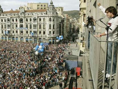 Alonso saluda desde el balcón a la multitud presente en la plaza de la Escandalera.