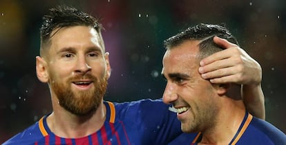 Messi felicita a Alcácer tras su primer gol.