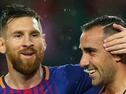 Messi felicita a Alcácer tras su primer gol.