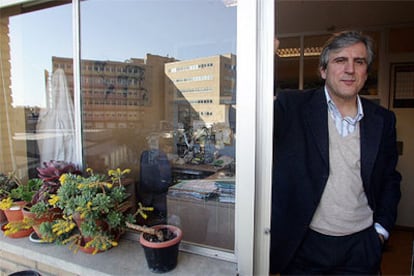 José López Barneo, en su despacho del laboratorio del hospital Virgen del Rocío de Sevilla.