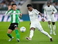 Vinicius lucha con Antony por el balón.