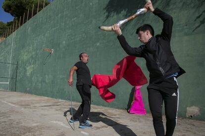 El torero retirado Javier Felices (a la izquierda) enseña a su aprendiz Alberto González en un polideportivo de Lloret de Mar (Barcelona).