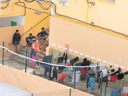 Campamento de acogida instalado en el Colegio León, en Las Palmas de Gran Canaria.