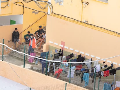 Campamento de acogida instalado en el Colegio León, en Las Palmas de Gran Canaria.