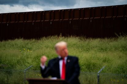 El expresidente Donald Trump habla frente al muro fronterizo entre México y EEUU, en junio de 2021, en Pharr (Texas)