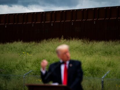 El expresidente Donald Trump habla frente al muro fronterizo entre México y EEUU, en junio de 2021, en Pharr (Texas)