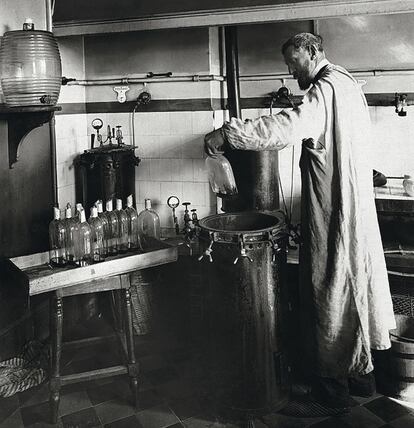 El legado documental de otro científico, reconocido en el registro: el de Louis Pasteur (en la imagen, en su laboratorio a finales del siglo XXI). Químico y microbiólogo, a su trabajo se debe la técnica conocida como pasteurización y sus descubrimientos condujeron a innovaciones tan importantes como el desarrollo de vacunas, los antibióticos y la esterilización.