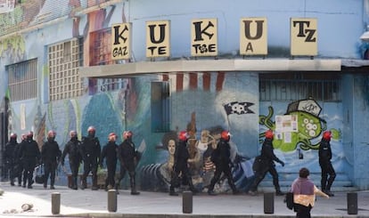 Agentes de la Ertzaintza proceden al desalojo del gaztetxe Kukutza, en el barrio bilbaíno de Rekalde, en septiembre del año pasado.