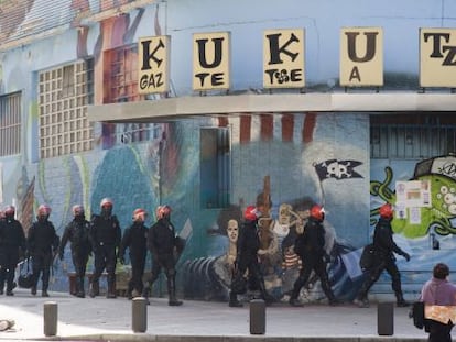 Agentes de la Ertzaintza proceden al desalojo del gaztetxe Kukutza, en el barrio bilbaíno de Rekalde, en septiembre del año pasado.