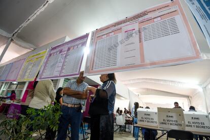 Boletas para la elección judicial en Zinacantepec, Estado de México, el 20 de mayo de 2025.