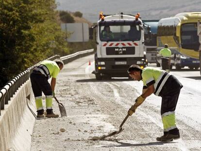 Un equipo de conservación de carreteras actúa tras un accidente en Navarra.