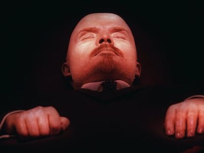 El cuerpo embalsamado de Lenin, en su tumba.