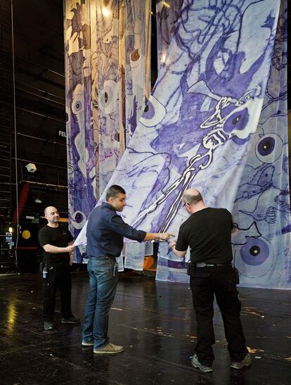 El pintor y escultor Alexander Polzin ha diseñado las escenas de 'El público' con unas telas pintadas a mano que colgarán en algunas fases de la función.