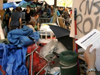 Una mujer deposita su firma en el campamento levantado en la Puerta del Sol de Madrid para apoyar la acampada que se ha organizado.
