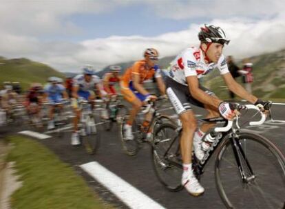 Carlos Sastre rueda por delante de Menchov en la subida del Tourmalet el lunes.