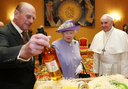 La Reina Isabel II y el príncipe Felipe, Duque de Edimburgo, en la audiencia con el papa Francisco, el 3 de abril de 2014.