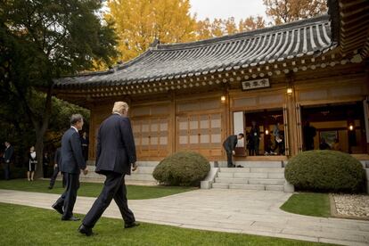 Moon Jae-in y Donald Trump, entran juntos en la Casa Azul en Seúl, el 7 de noviembre de 2017.