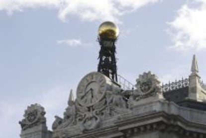 Reloj en la fachada de la sede del Banco de Espa&ntilde;a, en la Plaza de Cibeles en Madrid. EFE/Archivo