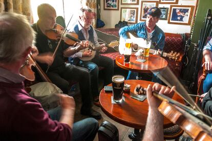 Msicos tradicionales de Irlanda, Escocia, Gales y Francia se renen para la 18? Copa de Tae festival de msica celebrado en Ardara, Irlanda. 