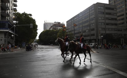 Casi 4.000 militares de los dos Ejércitos y la Armada, acompañados de efectivos de la Guardia Civil, la Policía Nacional, Protección Civil y Salvamento Marítimo, han participado en el desfile del 12 de Octubre. En la imagen, miembros de la Guardia Real montados a caballo por las calles de Madrid.
