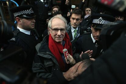 El director de cine Ken Loach abandona los tribunales de Westminster después de ofrecerse a depositar una fianza a favor de Julian Assange, el fundador de Wikileaks.