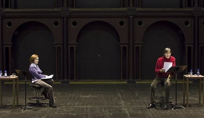 Núria Espert y Josep Maria Flotats, ayer durante un ensayo de 'L'Exili'.