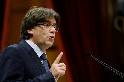 Puigdemont hablando durante una sesión de votación de confianza en el Parlamento catalán en Barcelona