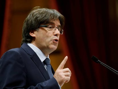 Puigdemont hablando durante una sesión de votación de confianza en el Parlamento catalán en Barcelona