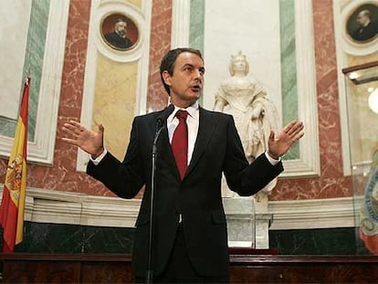 El jefe del Ejecutivo, José Luis Rodríguez Zapatero, durante su declaración institucional en el vestíbulo del Congreso.