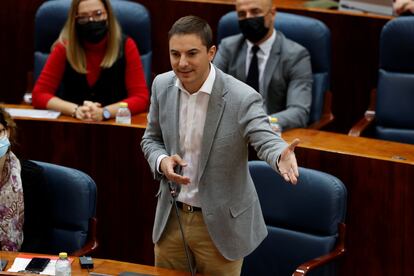 El portavoz socialista, Juan Lobato, durante su intervención en el pleno monográfico celebrado este jueves en la Asamblea.