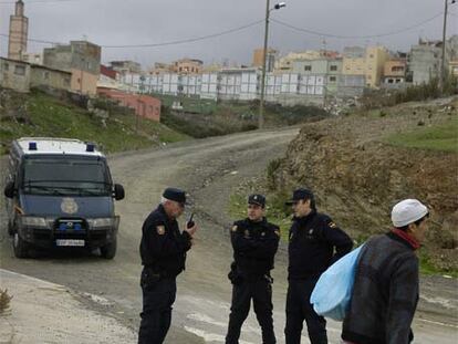 Policías vigilan el barrio del Príncipe, en Ceuta, el día en que se produjo la redada en 2006.