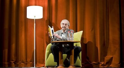 Juan Gelman retratado durante un recital en 2011.