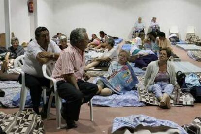 Vecinos desalojados de Luzón y Santa María del Espino, anoche en el polideportivo de Alcolea.