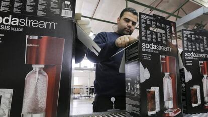 Empleados de SodaStream, empaquetando sus máquinas.