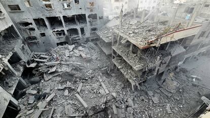 Edificios de viviendas destruidos por los ataques israelíes en el norte de la franja de Gaza, este lunes. 